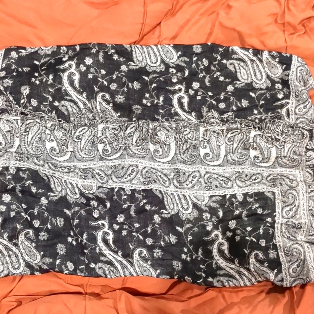 Large b&w scarf/shawl